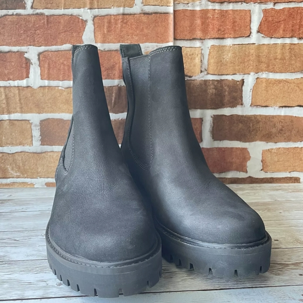 TIMBERLAND WOMEN'S COURMAYEUR VALLEY CHELSEA BLACK NUBUCK BOOT. - Picture 4 of 5